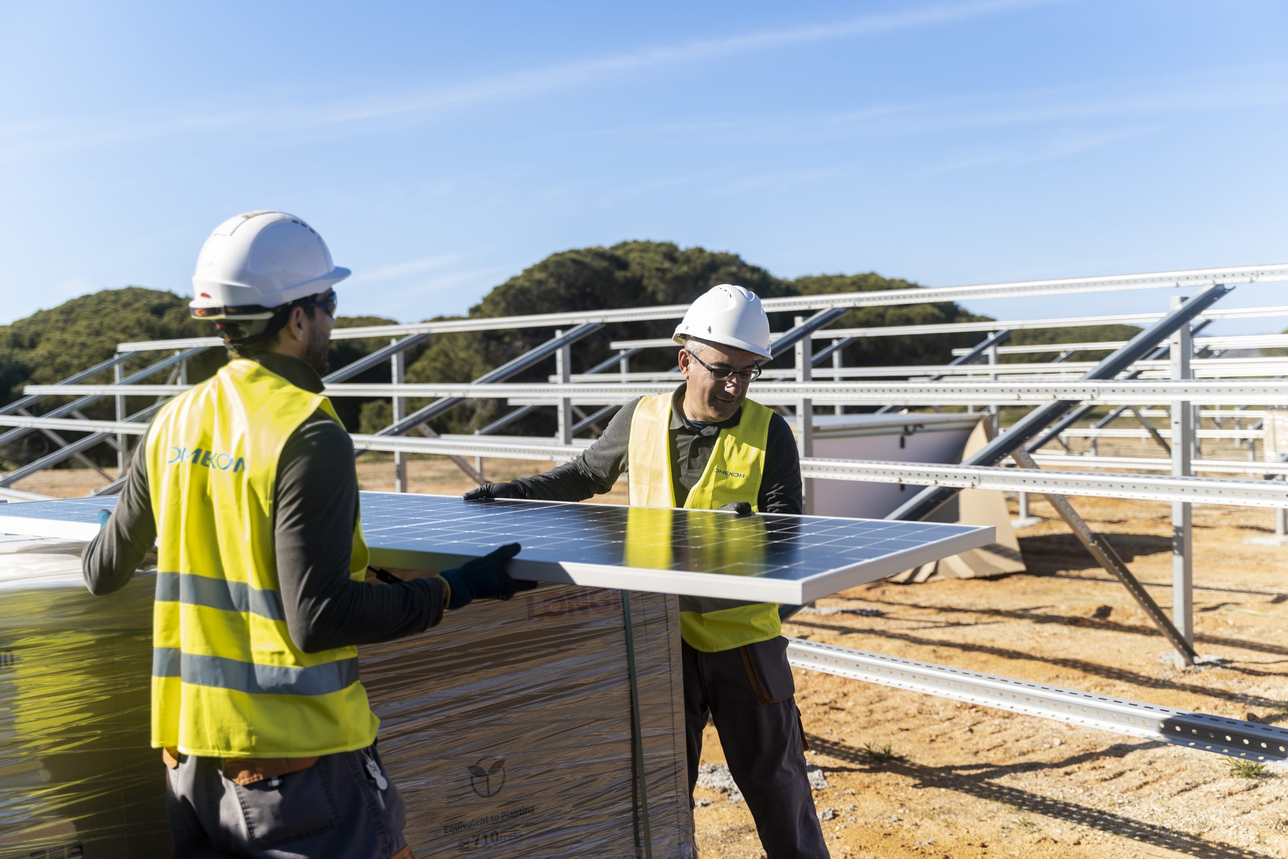 Men working on the solar power plant at Faro airport