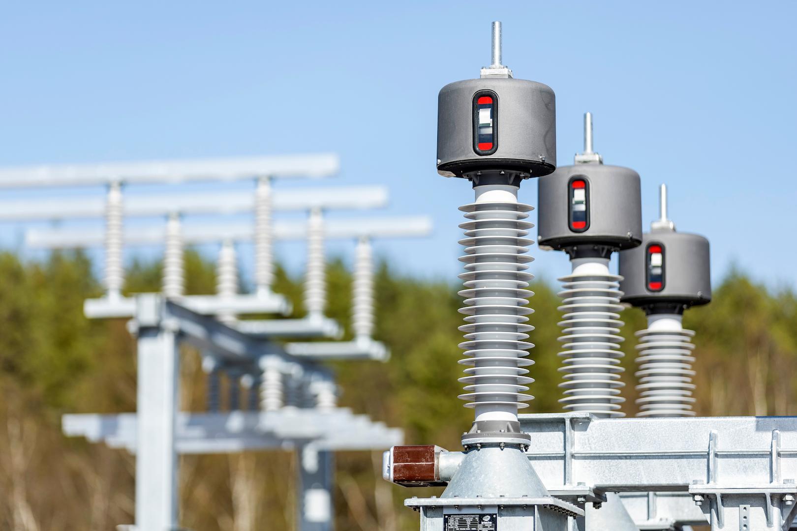 Medium-voltage substation components with circuit breakers and insulated connections