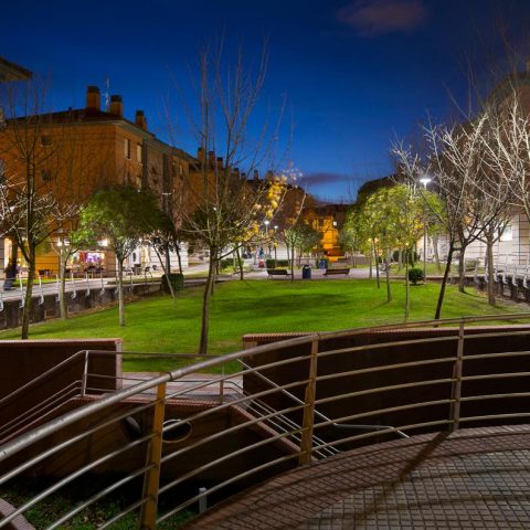 Night view of a modern urban boulevard in Bilbao featuring energy‑efficient public lighting, landscaped green spaces, and pedestrian infrastructure supporting sustainable city development
